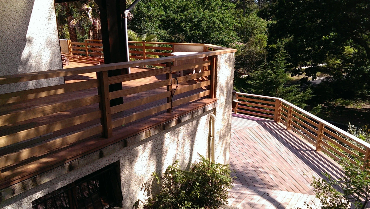 terrasse en bois avec étage