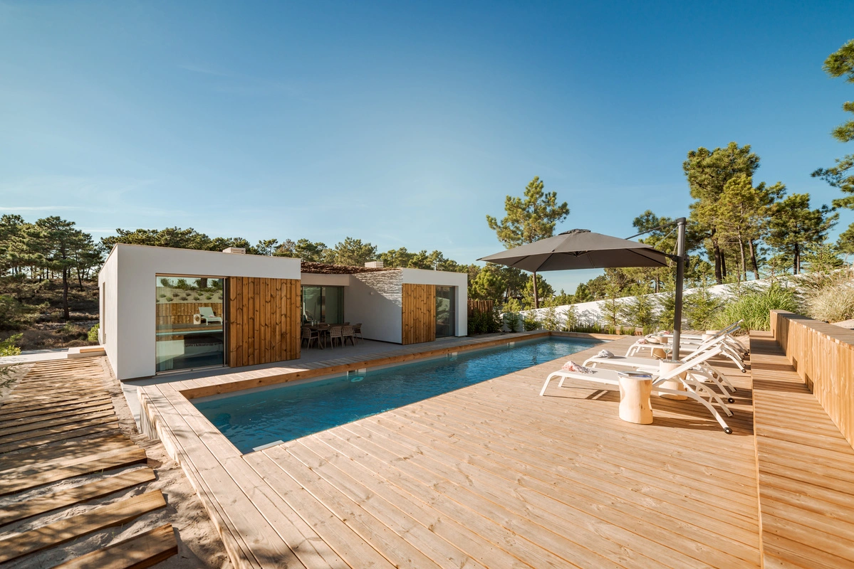 pool house sur une terrasse ensoleillée