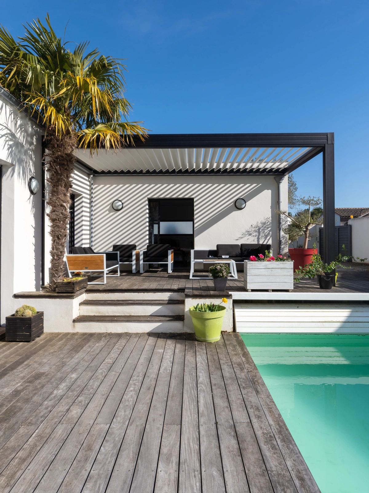 Pool house avec terrasse en bois