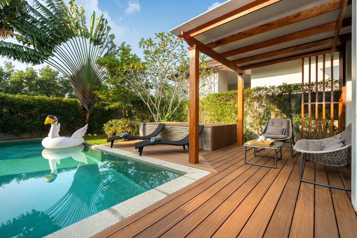 pool house avec terrasse en bois