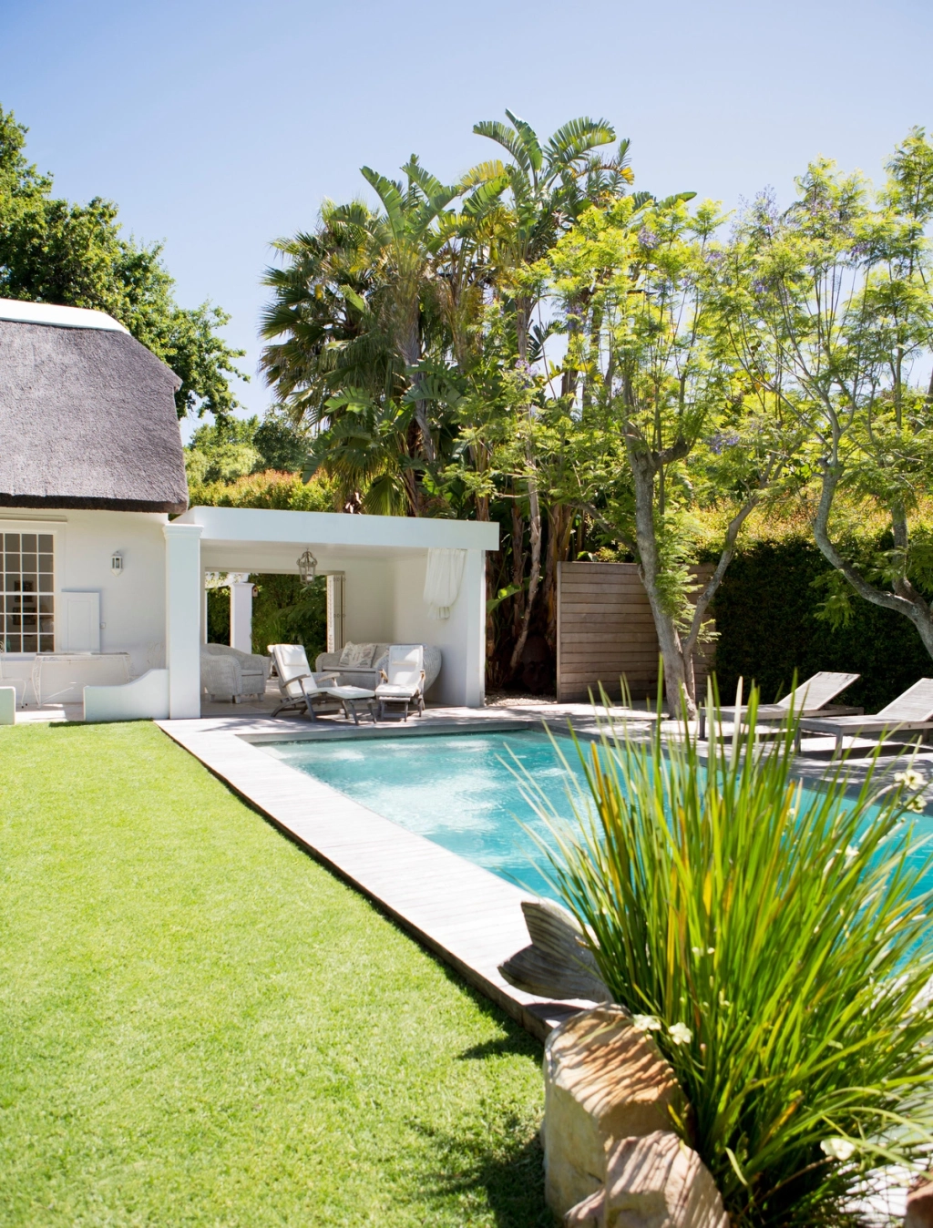 pool house dans un jardin